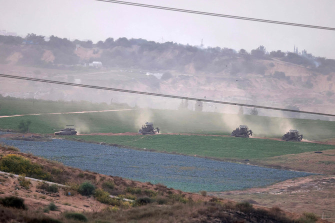イスラエルとパレスチナ民兵組織ハマスの間で戦闘が続くなか、2023年10月29日に国境を越えてガザ地区に入るイスラエル軍の戦車とブルドーザー。(AFP)