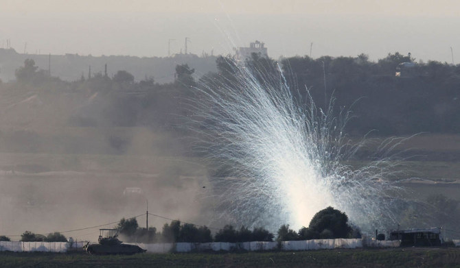 イスラエルとパレスチナ組織ハマスとの戦闘が続く中、イスラエルによるガザ地区北部に対する空爆で立ち上る煙。2023年10月30日、イスラエルとガザ地区の境界のイスラエル側から撮影された写真。（AFP）