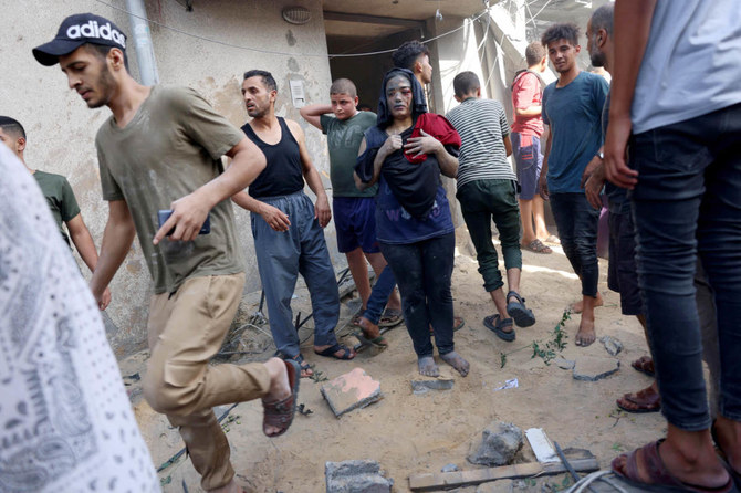 イスラエルとパレスチナ組織ハマスとの戦闘が続く中、ガザ地区南部のラファでイスラエルによる空爆後、破壊された家屋の隣に立つ、泥や塵にまみれたパレスチナ人女性。2023年10月30日撮影。(AFP)