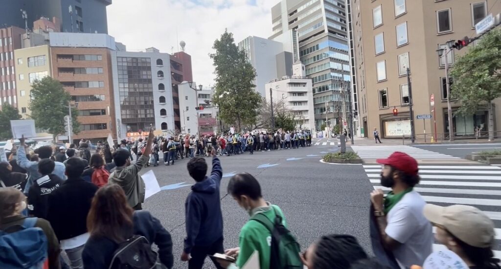 日本のイスラム教徒のおよそ1000人が日曜日、イスラエル大使館近くの東京・市ヶ谷に集まり、パレスチナ・ガザ地区の爆撃に抗議するデモを行った。(ANJ)
