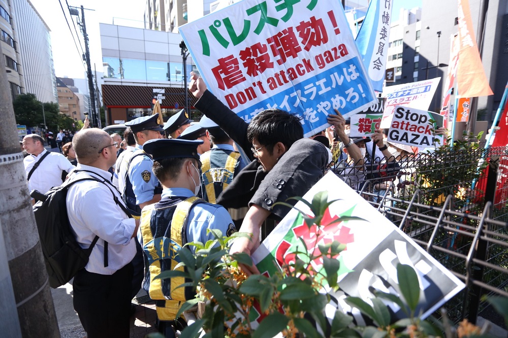 様々なグループによる「イスラエルの軍事占領によるパレスチナの子供たちの殺害」を非難するデモが、東京のイスラエル大使館に対して行われている。(ANJ)
