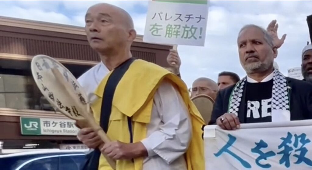 日本のイスラム教徒のおよそ1000人が日曜日、イスラエル大使館近くの東京・市ヶ谷に集まり、パレスチナ・ガザ地区の爆撃に抗議するデモを行った。(ANJ)