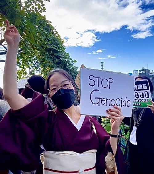 日本のイスラム教徒のおよそ1000人が日曜日、イスラエル大使館近くの東京・市ヶ谷に集まり、パレスチナ・ガザ地区の爆撃に抗議するデモを行った。(ANJ)