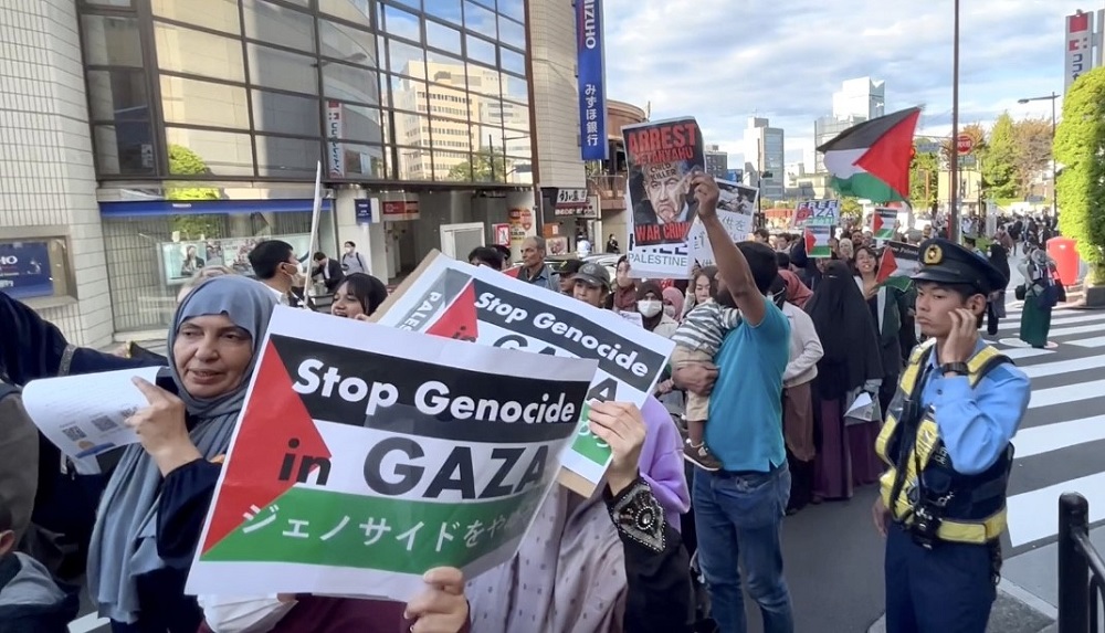 日本のイスラム教徒のおよそ1000人が日曜日、イスラエル大使館近くの東京・市ヶ谷に集まり、パレスチナ・ガザ地区の爆撃に抗議するデモを行った。(ANJ)