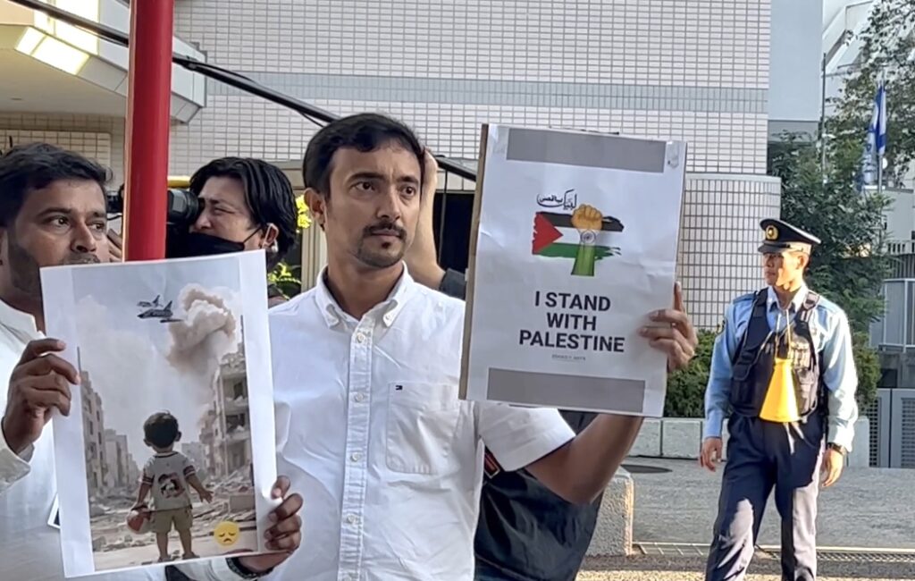 デモ参加者はパレスチナの旗を掲げ、パレスチナの植民地化をやめるようスローガンを唱えた。(ANJ）
