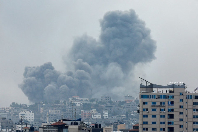 2023年10月9日、イスラエル軍の攻撃を受けたガザで立ち上る煙。（ロイター）