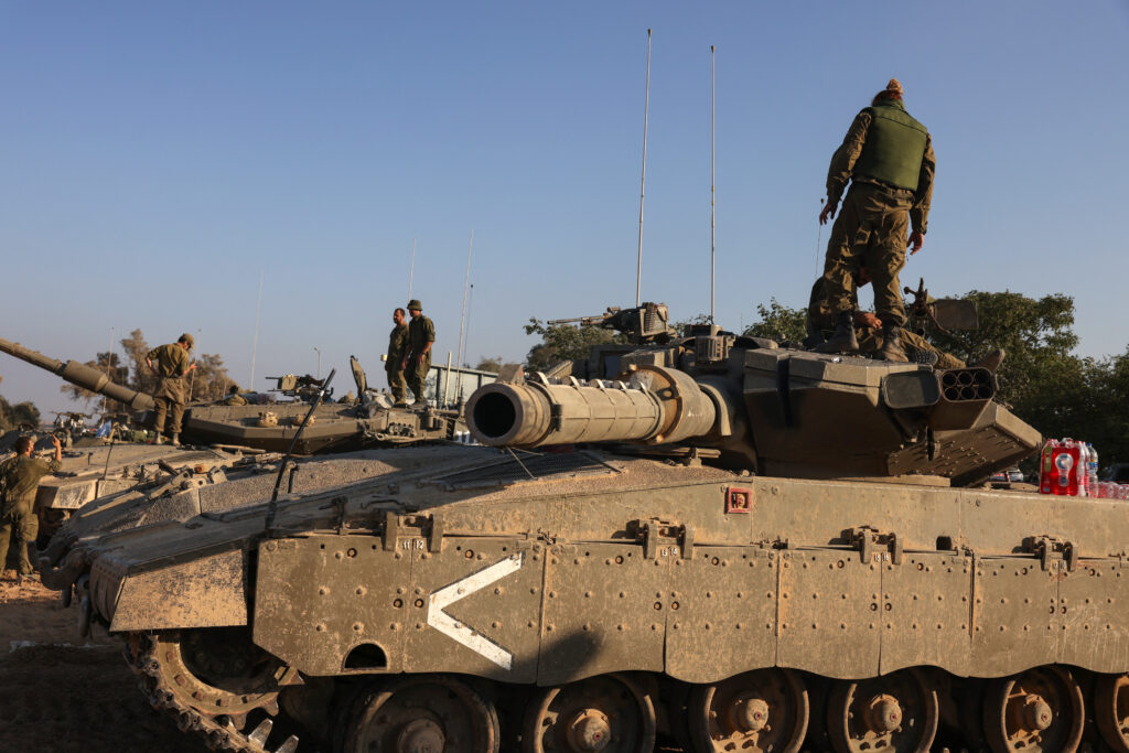 ガザ地区との境界沿いで装甲戦闘車両に乗り込むイスラエル戦車部隊の兵士たち。2023年10月12日。（AFP）