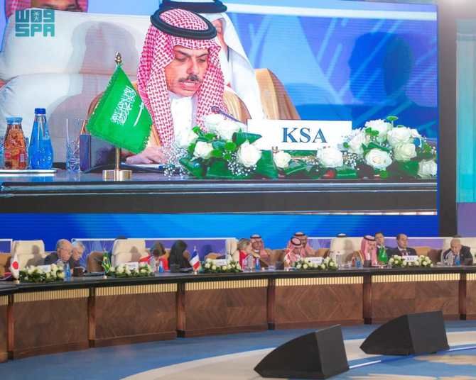 エジプトで開催中のカイロ平和サミットで、ガザ危機について発言するサウジアラビアのファイサル・ビン・ファルハーン王子外相。(SPA)