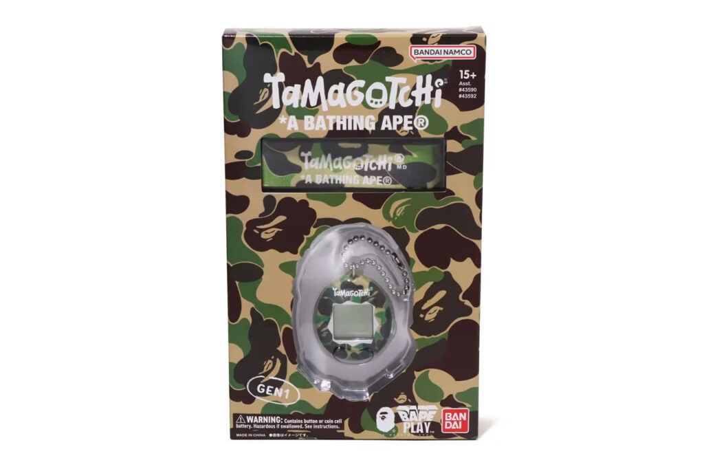 BAPE×たまごっちは、10月14日にBAPEの正規販売店およびオンラインショップで発売開始。(BAPE)