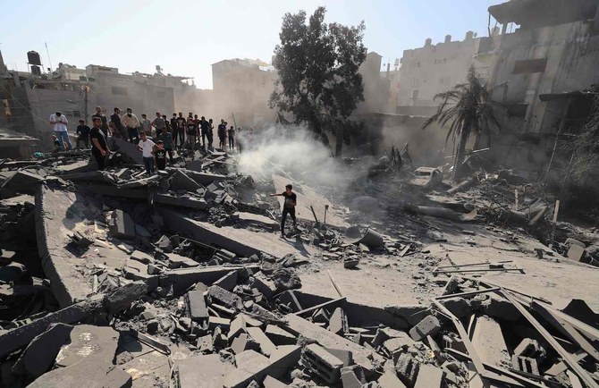 ガザ地区南部のハンユニスで、イスラエル軍の空爆で破壊された建造物の瓦礫の中から生存者と遺体を探すパレスチナ人たち。2023年10月26日。(AFP)