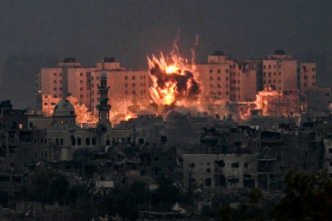 2023年10月14日、ガザ地区北部でのイスラエル軍の砲撃中に噴出した火の玉。（File/AFP）