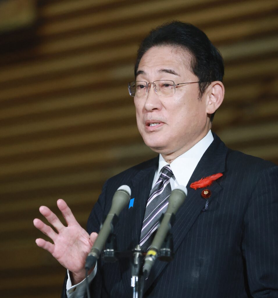 岸田氏は任務中に亡くなった自衛隊員を悼む。 (AFP)
