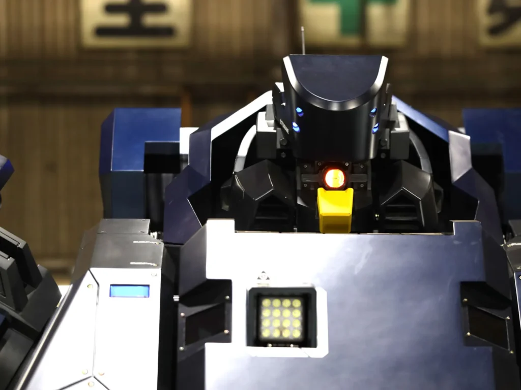 吉田氏は富裕層のロボットファン向けに5台を受注生産で販売する予定。(ツバメインダストリ)