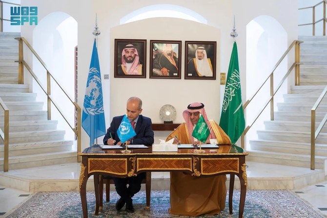 サウジアラビアのアブドゥルラフマン・アル・ラッシ国際多国間問題担当副大臣と国連ハビタットのエルファン・アリ事務局長室官房長。（SPA）