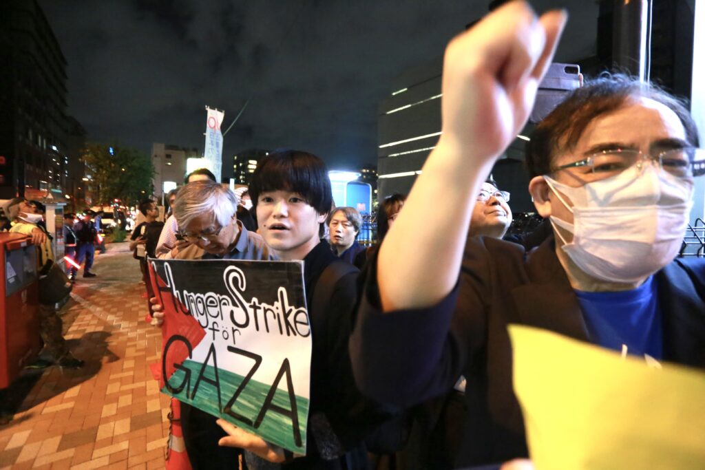デモ参加者はキャンドルを灯し、看板を掲げ、占領の終結とイスラエルのボイコットを求めるスローガンを唱和した。(ANJ/ピエール・ブーティエ) 