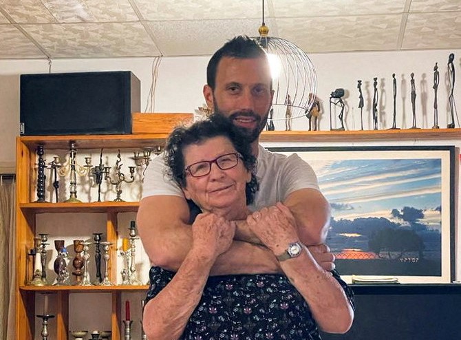 パレスチナのハマス民兵組織に人質として捕らえられていたヨシェベド・リフシッツさんは、孫のダニエルさんと再会を果たした。（ロイター通信）