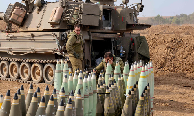 2023年10月9日、イスラエル南部のガザ地区に接する国境付近にイスラエル軍が陣取り、装甲車の隣に砲弾が並べられている様子。（AFP通信）