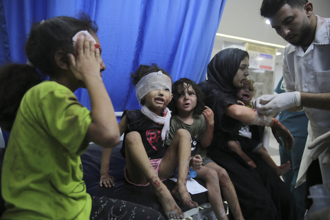 イスラエルの空爆で負傷したパレスチナ人の子どもがガザ市のシファ病院に運ばれる。2023年10月11日撮影。（AP 写真/Ali M）