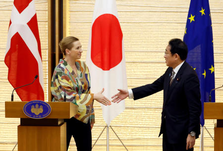 2023年10月25日、東京の岸田首相官邸での共同記者会見の終わりに、日本の岸田文雄首相と握手するデンマークのメッテ・フレデリクセン首相（ロイター通信）