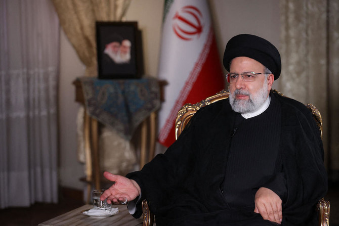 テヘランでカタール国営テレビ局、アルジャジーラのインタビューに答えるイブラヒム・ライシ大統領。（ファイル/AFP）