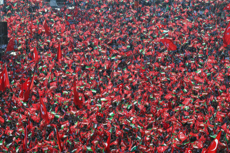 AKP党がガザ地区のパレスチナ人に対し連帯を示すために開催した集会で、支持者らに挨拶するトルコのレジェップ・タイイップ・エルドアン大統領（右）とエミネ夫人。2023年10月28日、イスタンブール。（トルコ大統領府の資料写真/AFP経由）