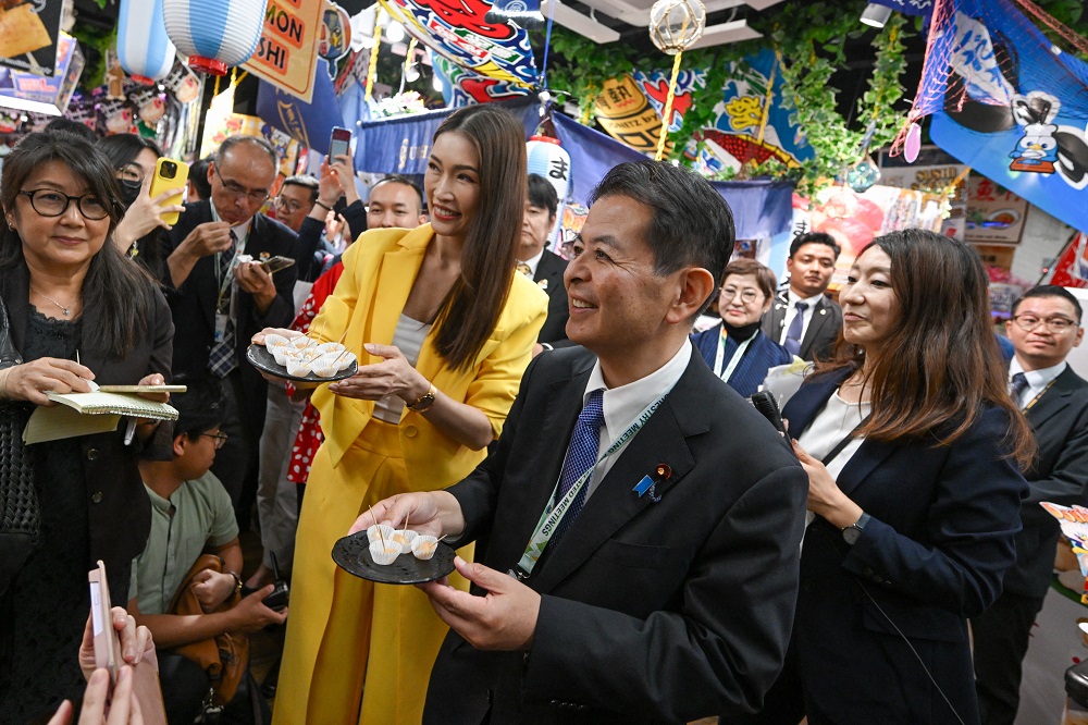2023年10月4日、クアラルンプールのドンドンキで行われた宮城県産ホタテのPRイベントに参加する日本の農林水産大臣、宮下一郎氏(中央)。(AFP)