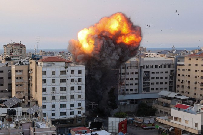 2023年10月8日、ガザ市の国立銀行を標的にしたイスラエル軍の空爆後、火と煙が上がる様子。（AFP）