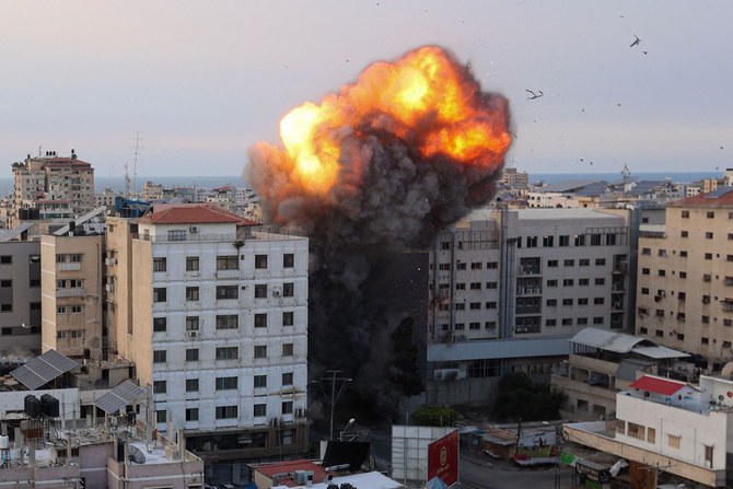 2023年10月8日、ガザ市の国立銀行を標的にしたイスラエル軍の空爆後、火と煙が上がる様子。(AFP)