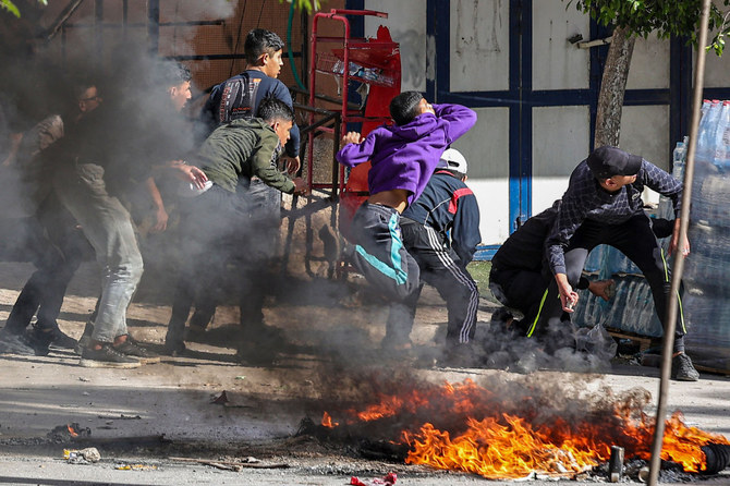 ヨルダン川西岸地区のバラタ・キャンプで、イスラエル治安部隊と衝突するパレスチナ人。（AFP）