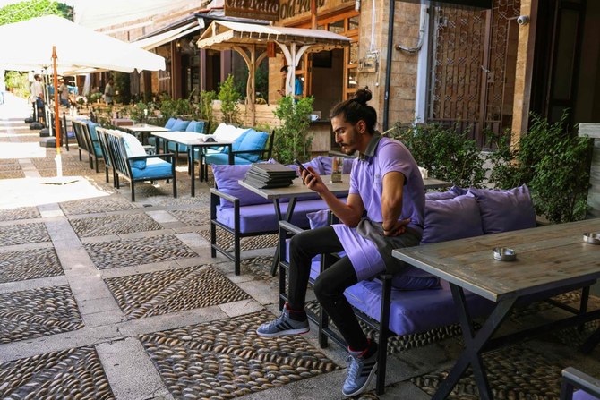 2023年11月10日、レバノンの海岸沿いの歴史的な都市ビブロスのレストランで客を待つスタッフ。（AFP）
