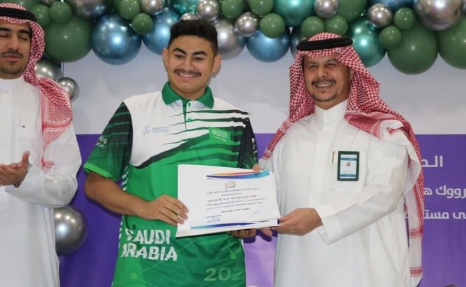 アル・アハサー出身のムジタバ・フセイン・サレムさんとマジェド・アブドゥラ・アル・マジェドさんは、バーチャル・ロボット・チャレンジ部門で優勝した。（提供）