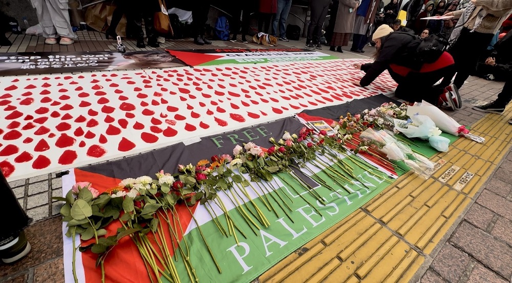 ガザへの支持者らが土曜日、東京都心の混雑した渋谷に集まり、1万5千人以上のパレスチナ人の失われた命を追悼した。その多くはイスラエルの軍事占領によって殺害された幼児や乳児だった。 (ANJ)