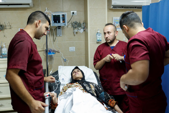 2023年11月10日、レバノン南部テブニンのテブニン政府系病院で、患者を介助する医療スタッフ。（ロイター）
