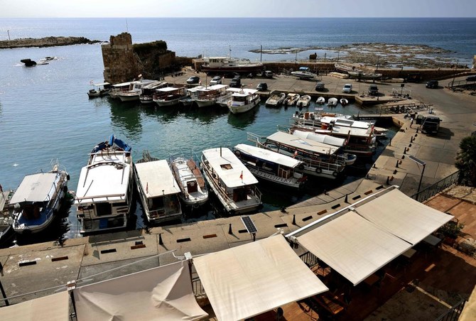 2023年11月10日、レバノンの歴史的な都市ビブロスの港に停泊する遊覧船。（AFP）