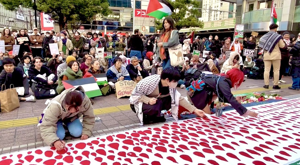 ガザへの支持者らが土曜日、東京都心の混雑した渋谷に集まり、1万5千人以上のパレスチナ人の失われた命を追悼した。その多くはイスラエルの軍事占領によって殺害された幼児や乳児だった。 (ANJ)