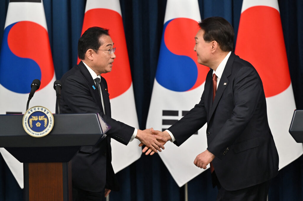 両首脳は日韓の技術協力や、米国を交えた3カ国間の協力について話し合う見込みだという。（AFP）