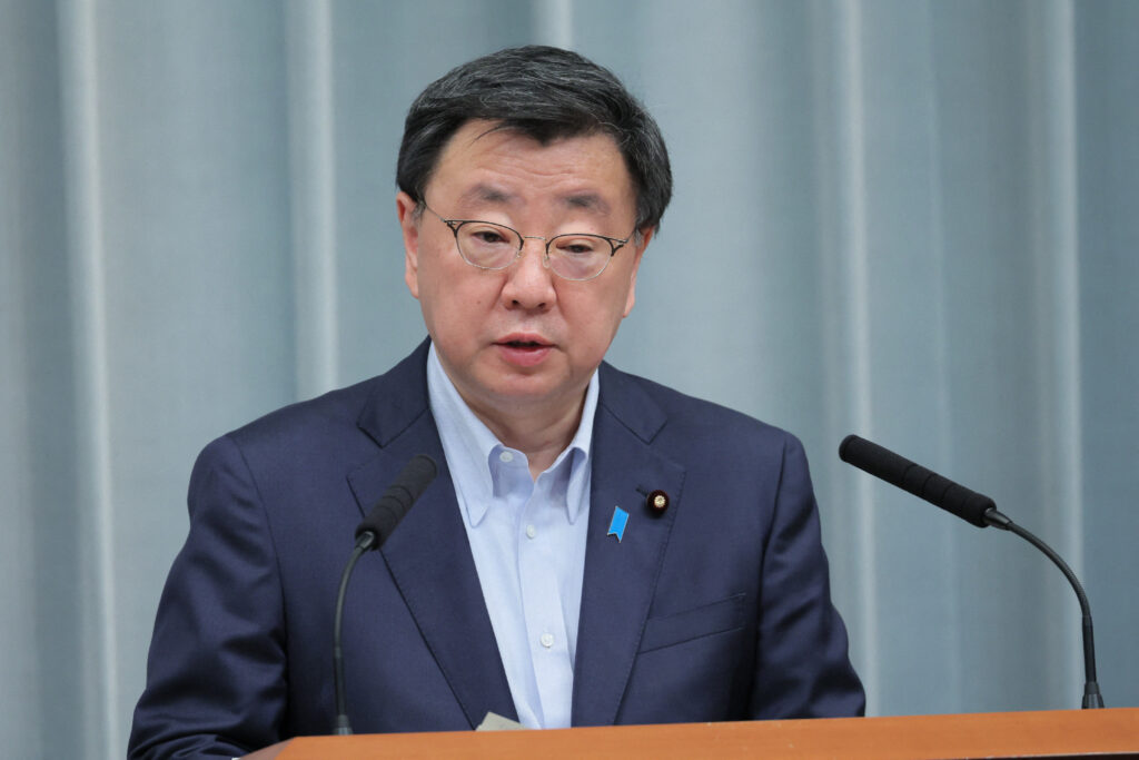 松野博一官房長官は１０日の記者会見で、「日本側への事前通報もなく、一方的にこのような公表がなされ遺憾だ」と述べ、外交ルートで詳細を確認する意向を示した。(AFP)