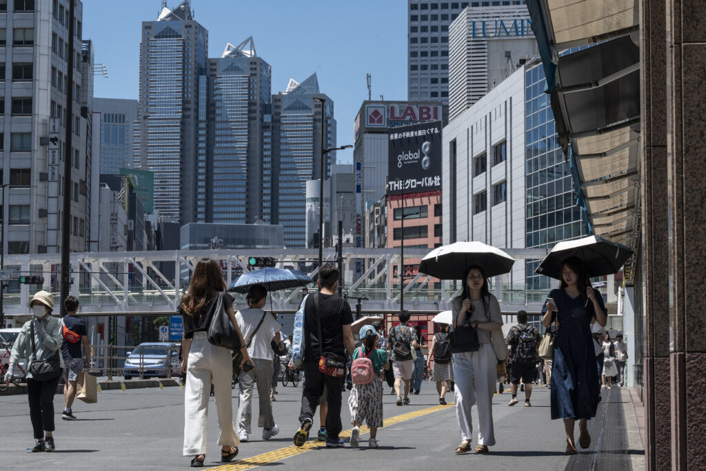 東京都心（千代田区北の丸公園）は２７．５度、横浜市は２７．３度を観測し、いずれも１１月の観測史上最高記録を更新した。(AFP)