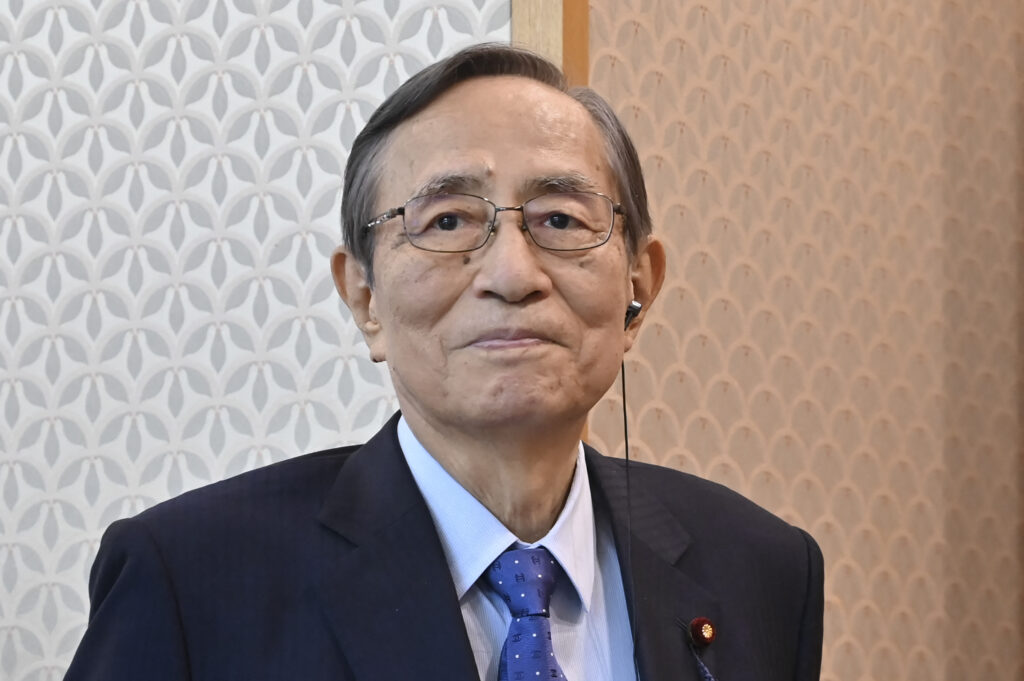 東大法学部を卒業し、旧通産省に入省。父・故細田吉蔵元衆院議員の秘書を経て、1990年衆院選に旧島根全県区から立候補し初当選した。当選連続11回。(AFP)