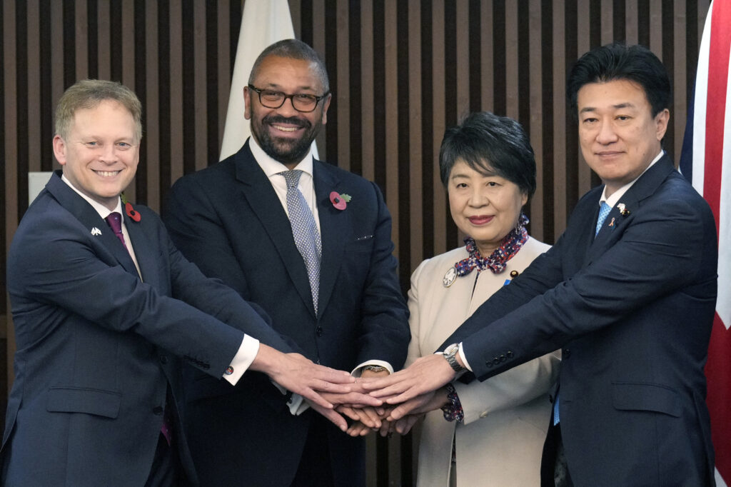 日本の上川陽子外務大臣と木原稔国防大臣、イギリスのジェームズ・クレバリー外務大臣とグラント・シャップス国防長官による東京での会談は、RAAが10月中旬に発効して以来初めてのことである。(AFP通信)