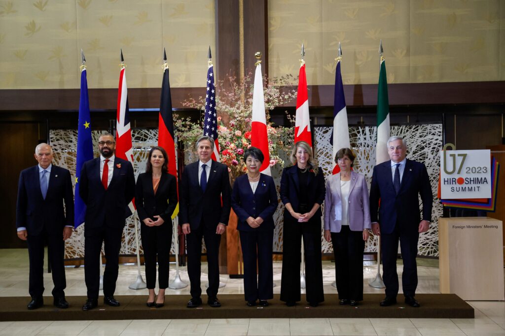 アントニー・ブリンケン米国務長官は、今回の中東歴訪から会談に到着し、火曜日、G7が紛争について「一つの明確な声」で発言するよう呼びかけた。(AFP＝時事）
