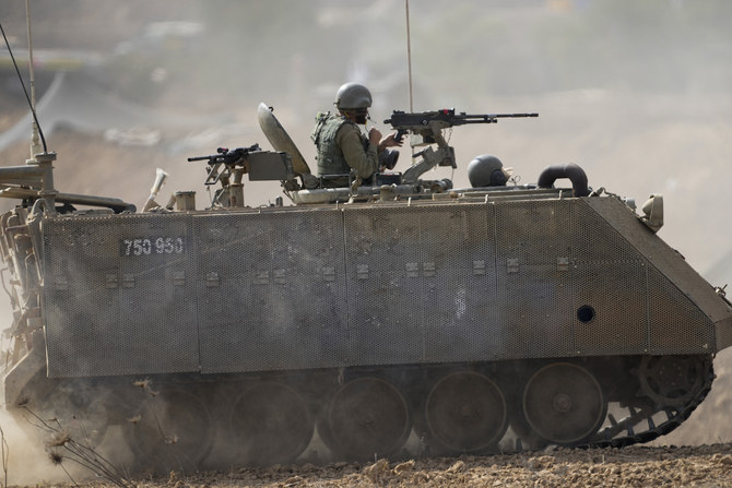 ガザ地区との国境付近を移動するイスラエルの装甲兵員輸送車（2023年10月31日火曜日）。(AP）