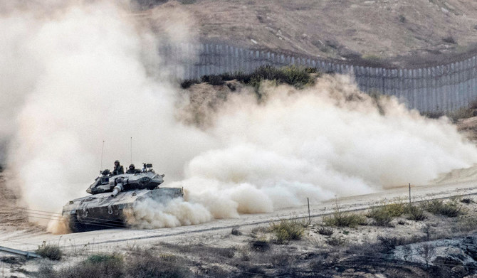イスラエルとパレスチナ組織ハマスの間の戦闘が続く中、前進するイスラエルの戦車。2023年10月31日、イスラエル南部のガザ地区との境界沿い、スデロット近郊の拠点から撮影された写真。（AFP）