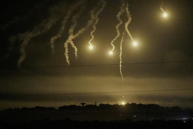 イスラエル南部から見た、ガザ地区の上空で光る閃光弾（ロイター）