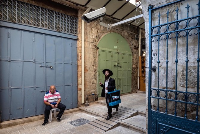 イスラエル行きの航空便が次々と欠航し、ツアーパッケージがキャンセルされる中、数人の観光客が、ほとんど人けのない旧市街にたどり着いた。（AFP）