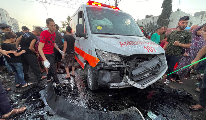 2023年11月3日、ガザ市にあるアル・シファ病院の入口近くで救急車の車列が空爆され、被害状況を確認するパレスチナ人ら。（ロイター通信）