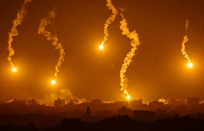 2023年11月5日にイスラエルのガザとの境界沿いにあるスデロット付近から撮影されたこの写真には、イスラエルとパレスチナのハマス運動の間で続く戦闘中にイスラエル軍によりパレスチナ人居留地に落とされた火炎弾が見える。 (AFP)