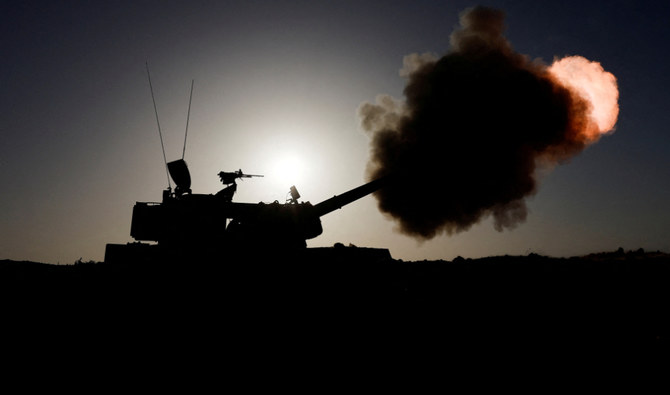 ガザ地区国境近くの非公開の場所から発砲するイスラエル軍部隊。(ロイター）