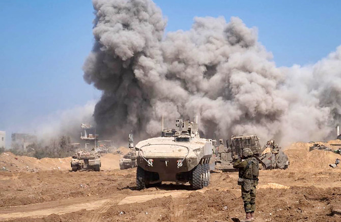イスラエルとパレスチナ勢力ハマスとの間で戦闘が続く中、ガザ地区内に入ったイスラエル軍の車両と激しい煙が写し出されている。2023年11月5日、イスラエル軍公開。（AFP）