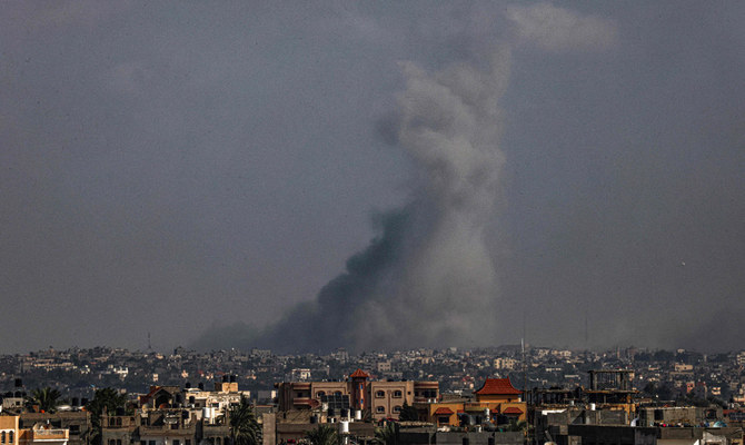 2023年11月5日、イスラエルとパレスチナ武装組織ハマスの戦闘が続く中、ガザ地区南部のラファ市から見えたハーン・ユーニス市の上空に立ち上る巨大な煙。（AFP通信）